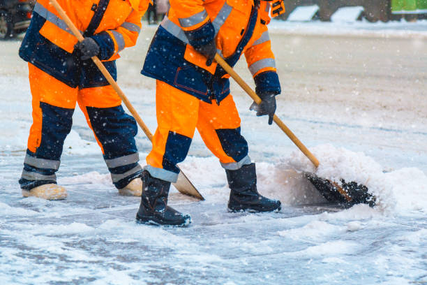 Vaktmestere rydder snø og strør for sikre uteområder om vintere