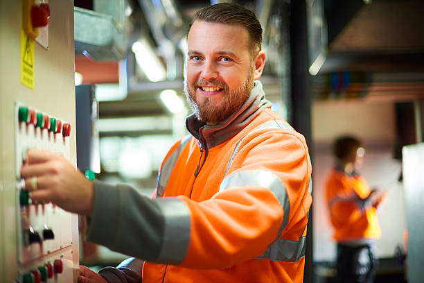 Vaktmester som tar ansvar og sjekker hva som skal gjøres i næringsbygget.